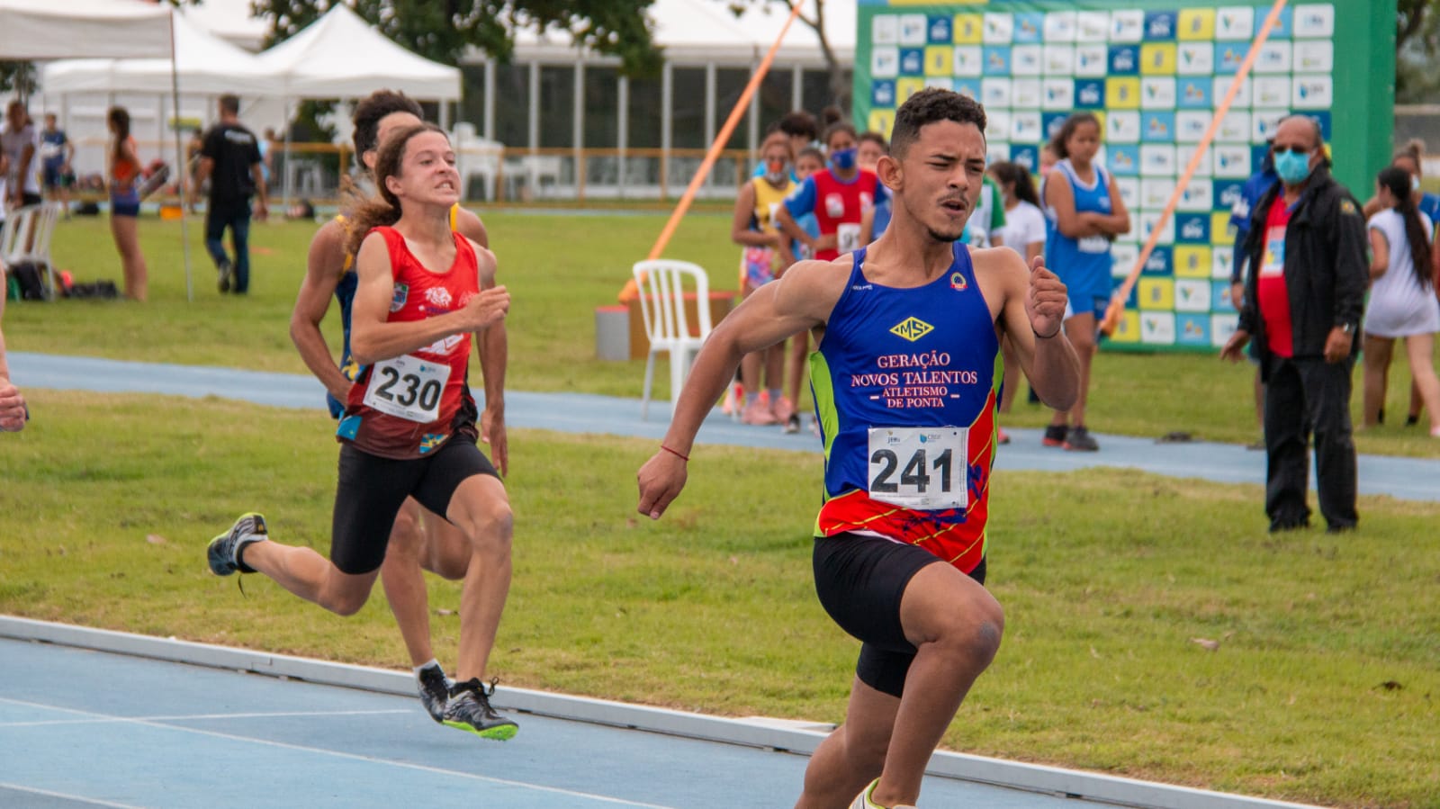 Atletas da Escolinha AMO Atletismo participam do Torneio Escolar