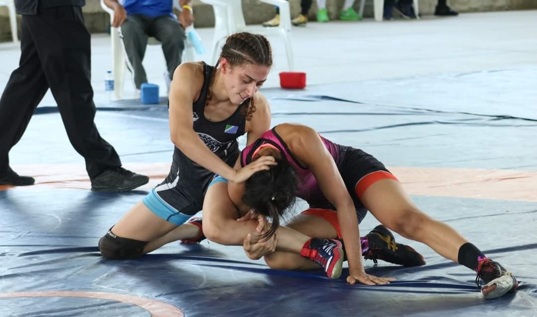 Lutadoras olímpicas entram em ação no Brasileiro de wrestling em Duque de  Caxias